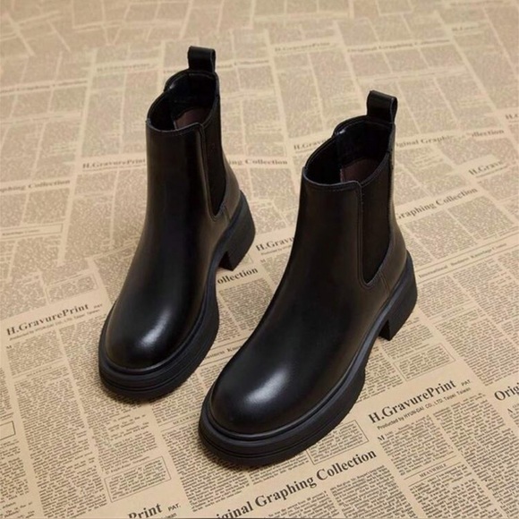 Sleek Black Chelsea Boots for Women - Picture 1 of 4